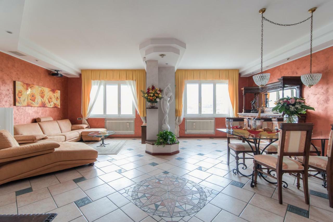 Lo Specchio Sul Lago - The House Of Travelers Como Exterior photo