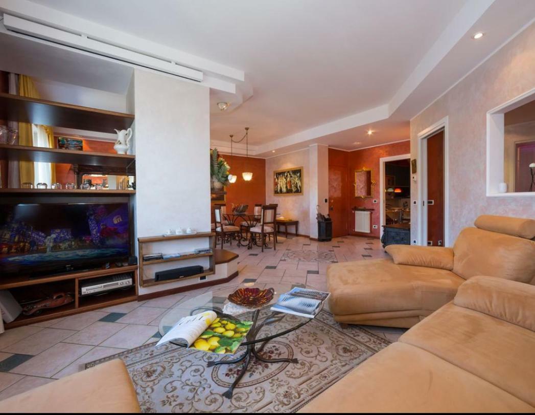 Lo Specchio Sul Lago - The House Of Travelers Como Exterior photo