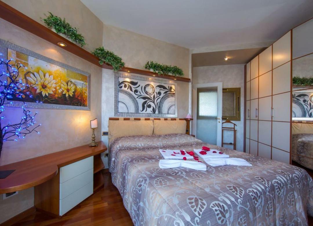 Lo Specchio Sul Lago - The House Of Travelers Como Exterior photo